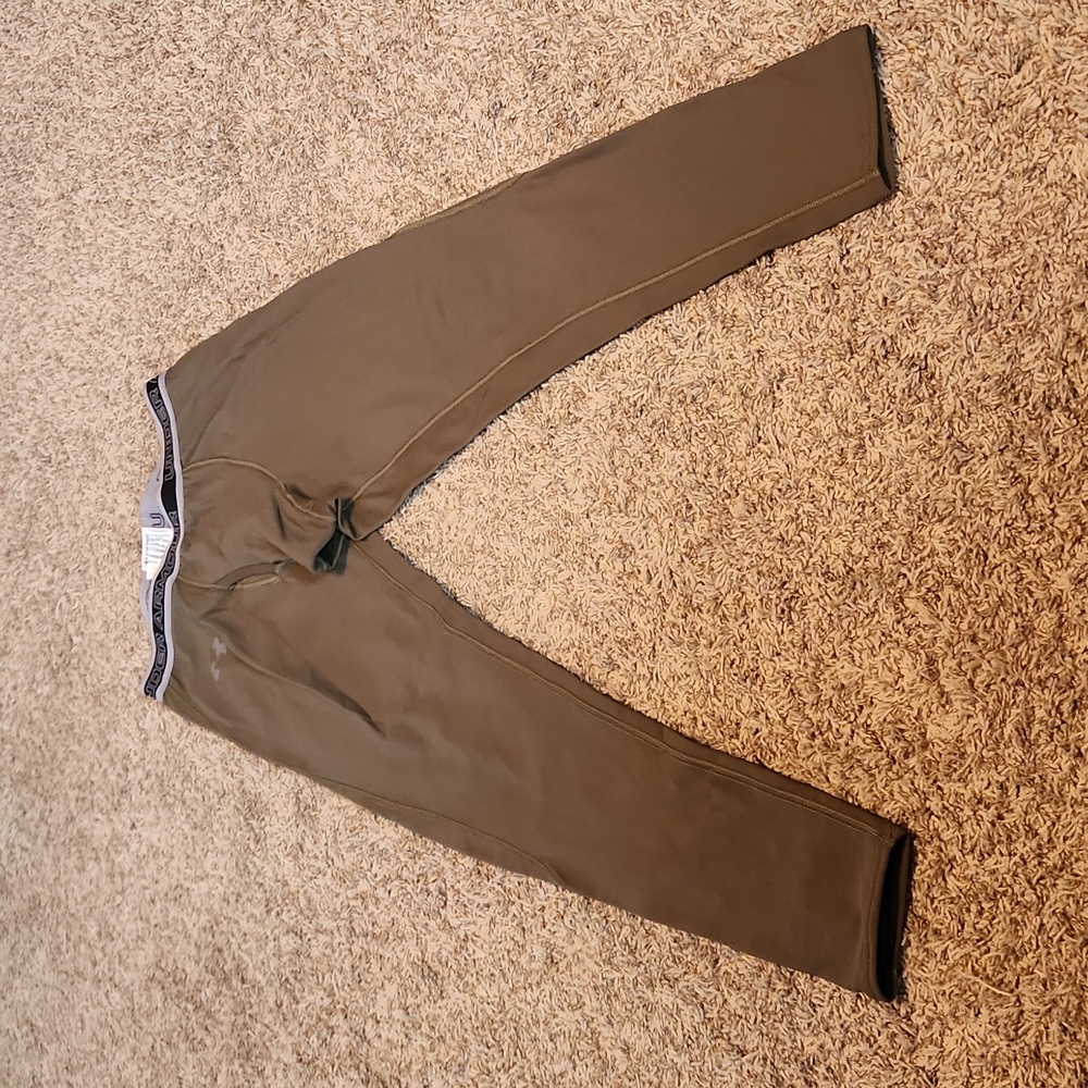 Under Armour Performance Pants in Olive Green